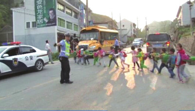 为躲避交警查车 塞了18个娃娃的面包车滑到沟