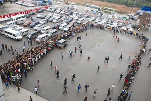 宜昌2026人报名考驾照 有学员凌晨3时排队(图