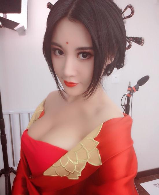 乳神穿越成貂蝉性感撩人 校花身份受质疑