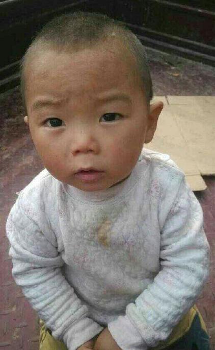 滑县2岁半男孩被陌生女子抱走 家人四处寻找