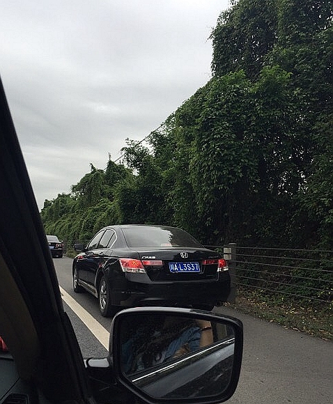 清明节首日 网友曝多车占用高速应急车道