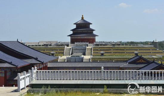 武汉新洲区汪集镇东边咀一墓地依山傍水，气势宏伟