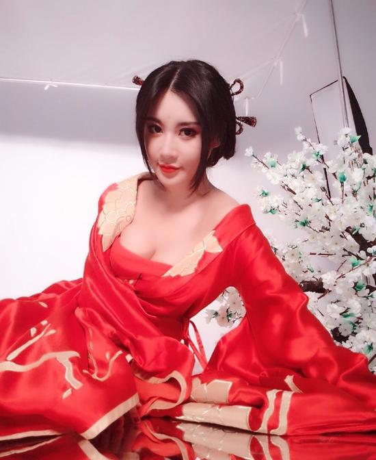 乳神穿越成貂蝉性感撩人 校花身份受质疑