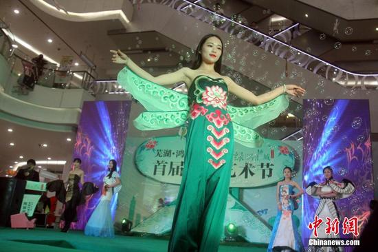 芜湖上演风筝时装秀