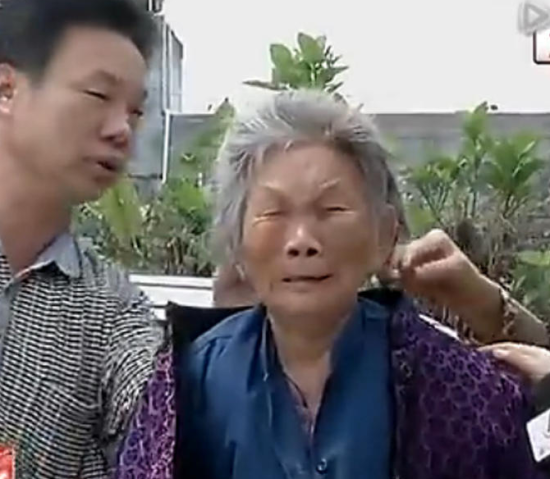 87岁老太遭抢劫后被塞进米缸 受到惊吓难以平复