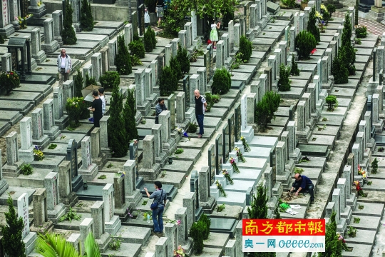 4月4日清明假期首日,广州市银河园公墓,市民前来拜祭,祭品大多环保节约。南都记者 林宏贤 摄
