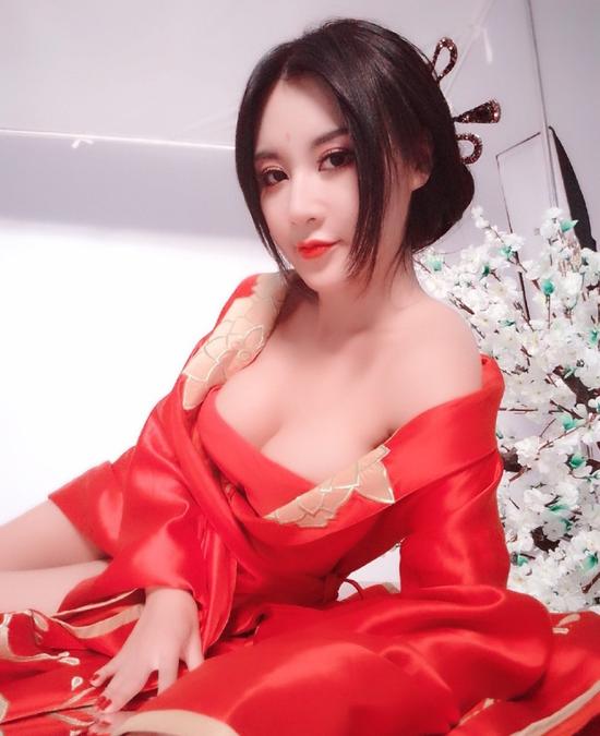 乳神穿越成貂蝉性感撩人 校花身份受质疑