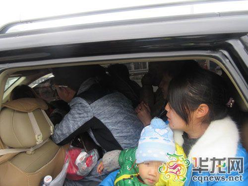 核载5人的越野车挤下10人。市高速执法二支队四大队供图 华龙网发