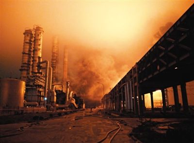 漳州PX项目爆燃 解放军出动防化部队救援