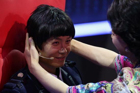 乐嘉戴假发激动热吻男选手