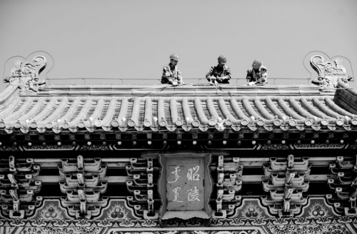 4月6日，施工人员在沈阳昭陵古建筑上安装防雷带。