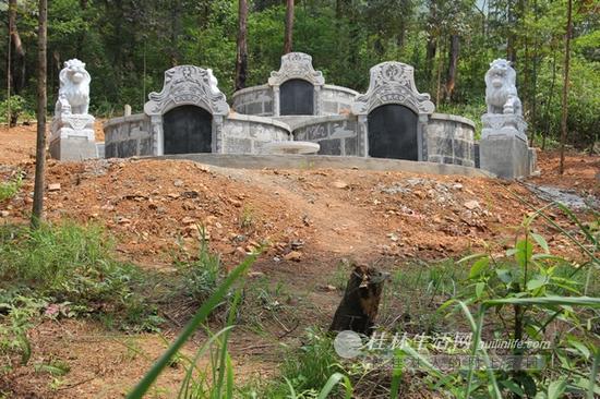 尧山上毁林新建的墓群