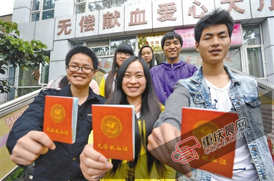 昨日,重庆工程学院的学生到西南医院为万州男