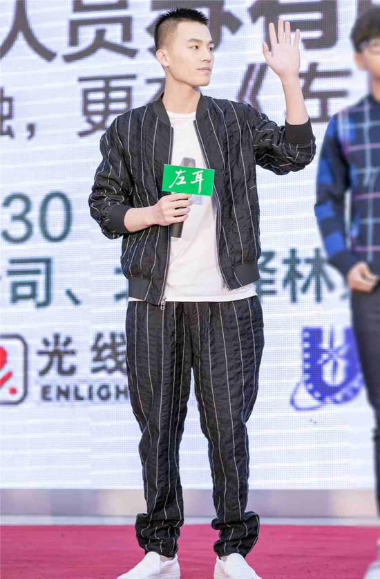 欧豪像粉丝挥手