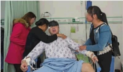 4月3日,长沙市第八医院,处于半昏睡状态的袁某想起身与受害女子交流时,被其母摁回了病床。由于袁某一直处于昏迷状态,所以警方只是前期调查,无法判断是否能以涉嫌诈骗罪立案。 记者 唐俊 摄