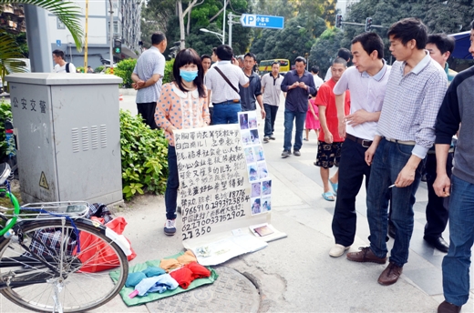 摆摊卖内衣_摆摊卖花图片