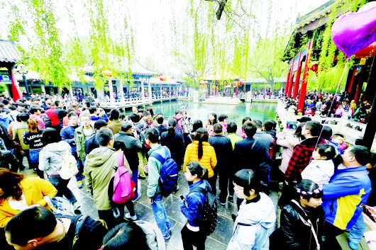 4月6日,济南趵突泉景区挤满了观泉的游客。清明小长假,济南第一泉景区纳客40万人次。□记者 房贤刚 报道