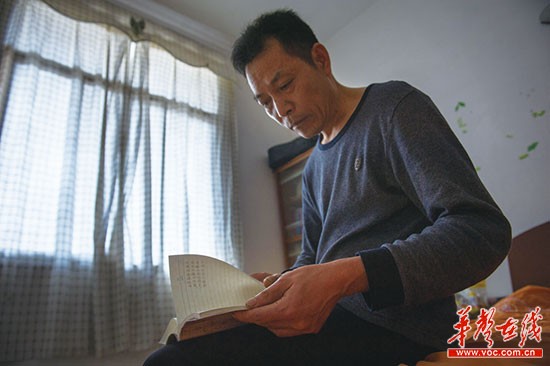 4月2日，长沙市宁乡县，王义清在翻看王浩的日记本。 记者 唐俊 摄 