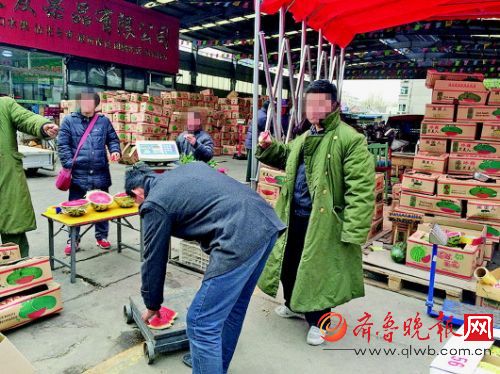 为证明自家销售的西瓜没有问题,瓜贩切开西瓜请市民品尝。