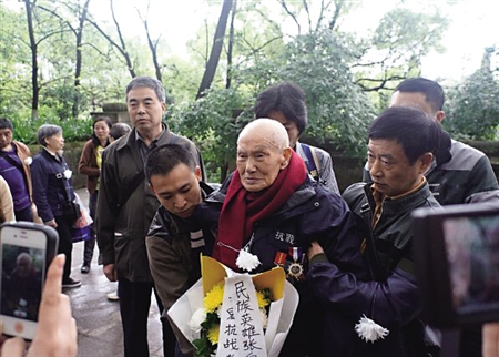 4月5日,抗日名将张自忠将军警卫员、101岁老人曹廷明再次与家人来到北碚梅花山给张自忠将军扫墓。将军墓前,他颤巍巍地从轮椅上站起来,三鞠躬并敬军礼,并与志愿者一道高唱《大刀进行曲》。12年来,曹廷明老人风雨无阻,每年清明都会坚持前往祭拜张将军。