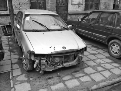 郑州小区8辆僵尸车长期霸占公共车位 最长停5