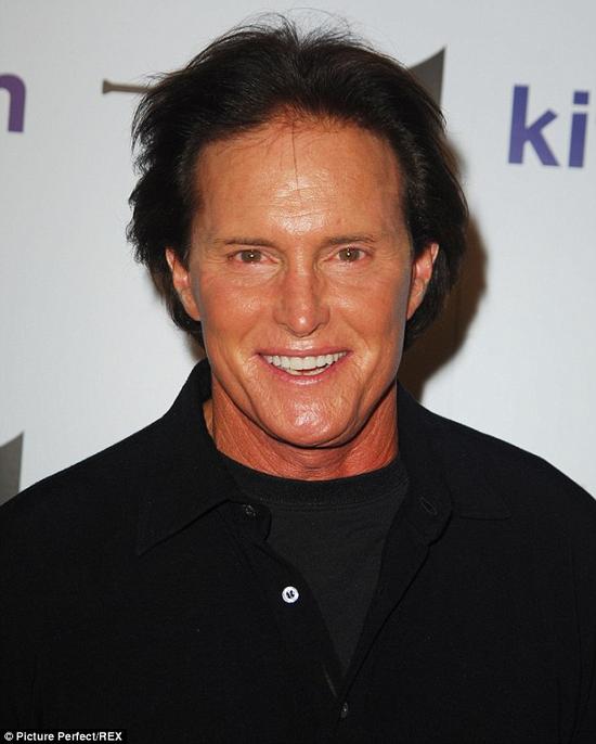 bruce jenner,kris jenner 《每日邮报》报道,卡戴珊姐妹的前继父布鲁斯-詹纳(bruce jenner)经过