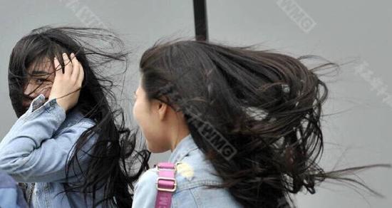 “妖风”吹来成都 春熙路美女秒变梅超风