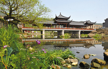 图为横跨大堰江的仿古廊桥全景。
