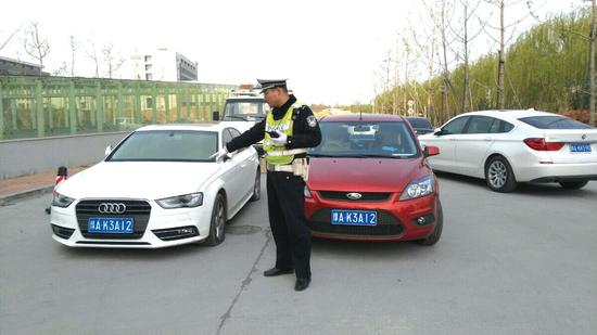 郑州奥迪车套福特车牌被放气 女车主溜走(图)