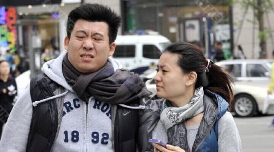 “妖风”吹来成都 春熙路美女秒变梅超风