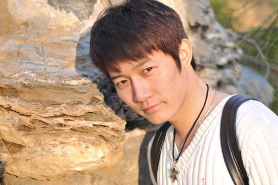 韩含春日阳光写真 造型时尚化身帅气暖男