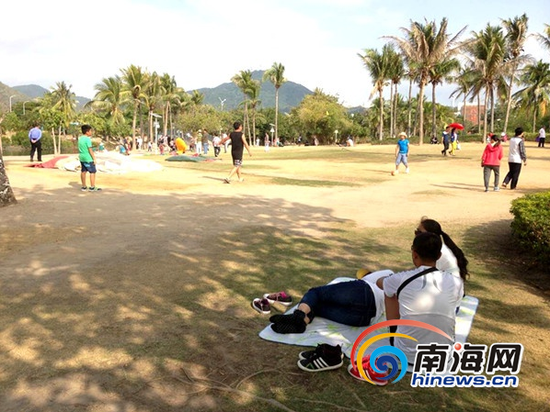 游客在大小洞天景区草坪上睡觉(三亚新闻网记者 刘丽萍 摄)