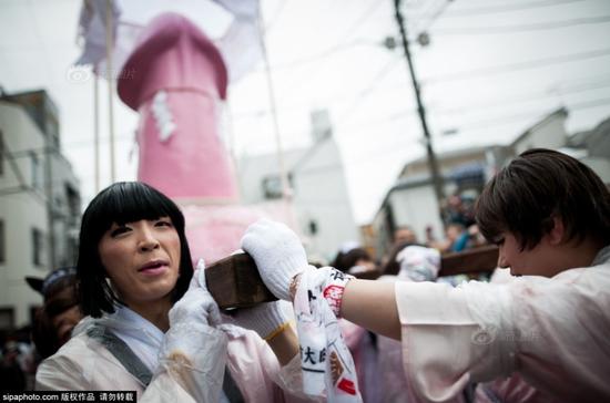 日本庆祝铁男根祭 民众集体膜拜巨型阳具
