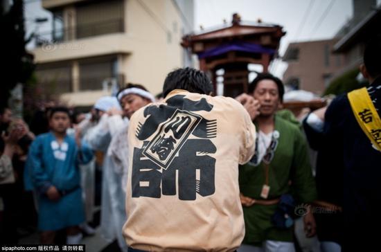 日本庆祝铁男根祭 民众集体膜拜巨型阳具