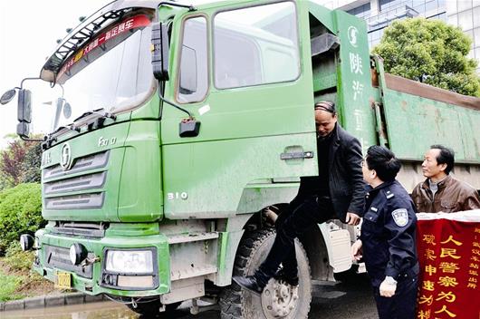 警方追回被偷渣土车