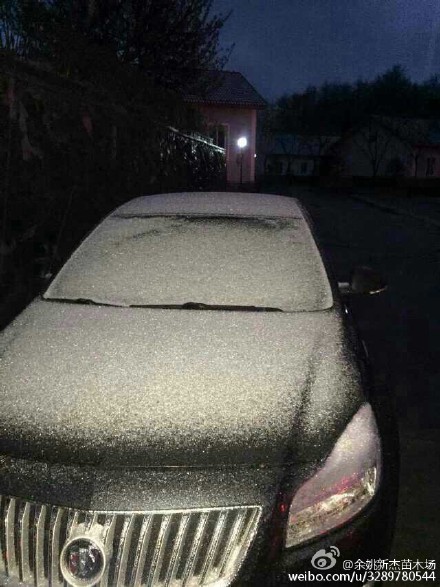 余姚四明山昨晚下起雪子。