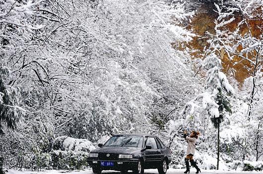 昨日,宜昌、恩施等地飘起了雪,图为宜昌夷陵区樟村坪镇的山间大雪