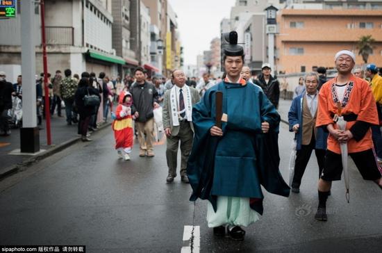 日本庆祝铁男根祭 民众集体膜拜巨型阳具