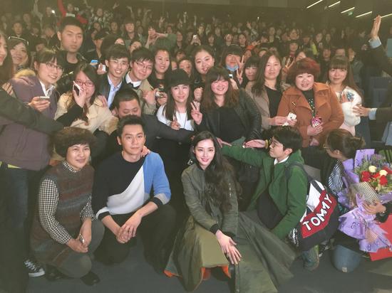 李晨郭碧婷与影迷合影