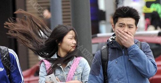 “妖风”吹来成都 春熙路美女秒变梅超风