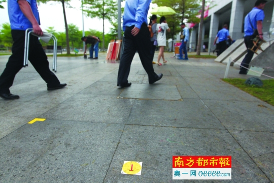 深圳中心书城广场划定固定位置,街头艺人每月25日抽签派位。南都记者 刘有志 摄