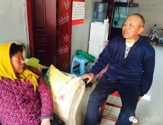 去年3月，村民李增玉（右）住院，确诊为喉癌，做完手术后，他就失声了