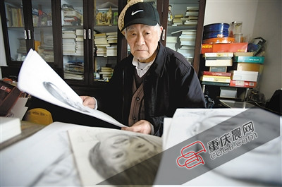 公式昨日,袁东湘在书房里整理画稿。