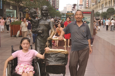 残疾女孩流浪乞讨生活 南京老人为她买房落户