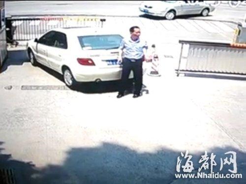 站到车后