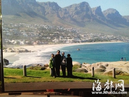 邓依伯和家人在南非海岸边