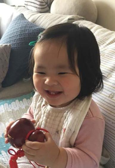 阿雅女儿可爱灿笑