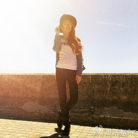 昆凌挺孕肚晒太阳