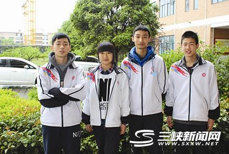 从左至右：杨逸天、李祎璠、尤佳睿、赵祎凡。 通讯员姜婧 摄