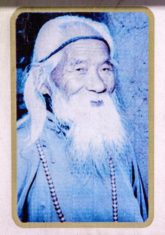 2015年3月28日，河南省安阳市善应镇宝山灵泉寺内，已经去世17年的高僧吴云青肉身不腐，银须白发，五官清晰，道家标志的发髻完好地盘在头顶，看到的人无不称奇。